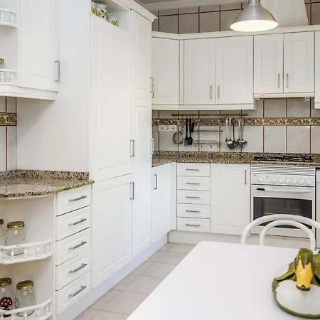 Sleeps 6 Wifi Villa