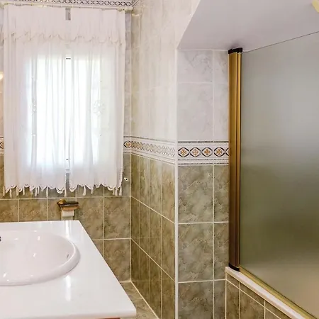 Sleeps 6 Wifi Villa *
